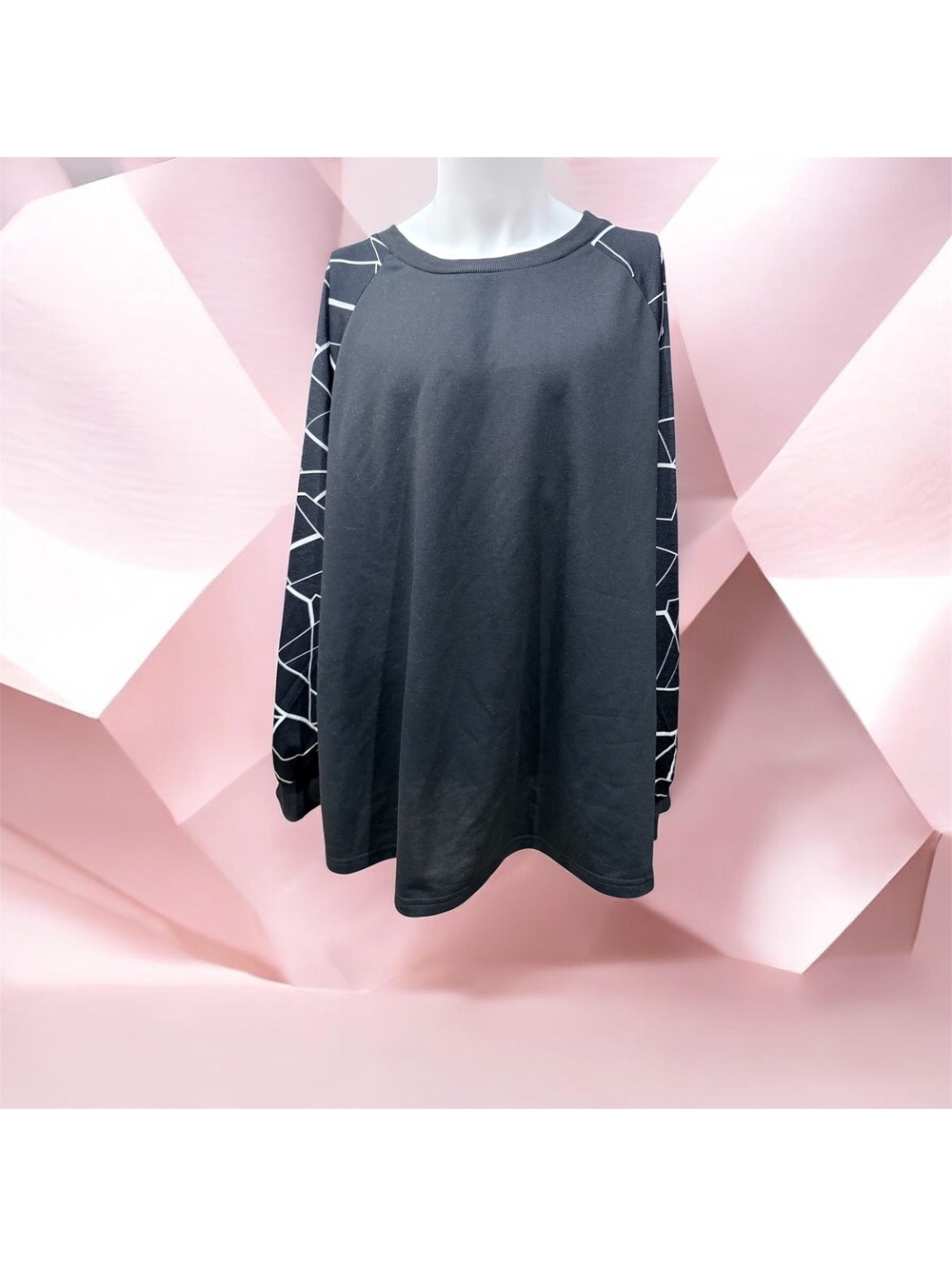 BloomChic Black Plus Size Pullover Sweatshirt Geometric Pattern Sleeves Sz 22/24